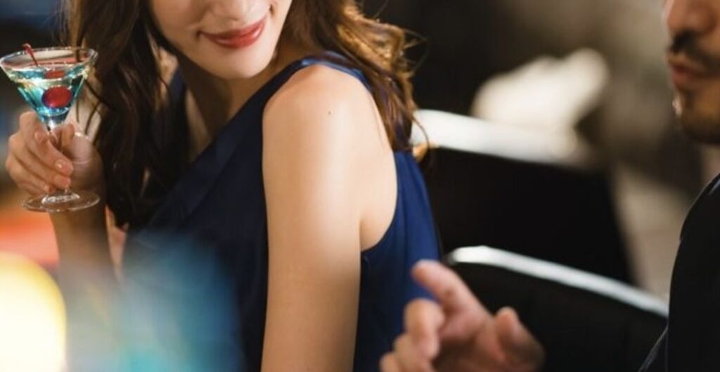 夜の街で迷ったらココ！キャバクラとスナック、どっちが私に合う？🤔✨