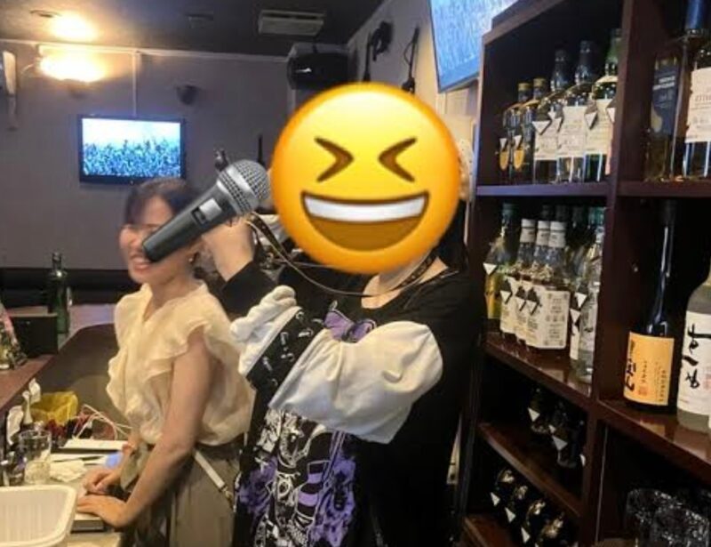 カラオケの選曲でわかる“その日の気分” お客さんの選ぶ曲って、その日の心の状態がそのまま出る。明るい曲ばかり歌う日は、仕事がうまくいった日。逆に、演歌や失恋ソングが続く日は、だいたい何かあった日だ。