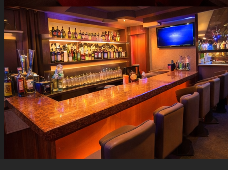 晴れた夜の輝き、賑わい増す街の片隅で