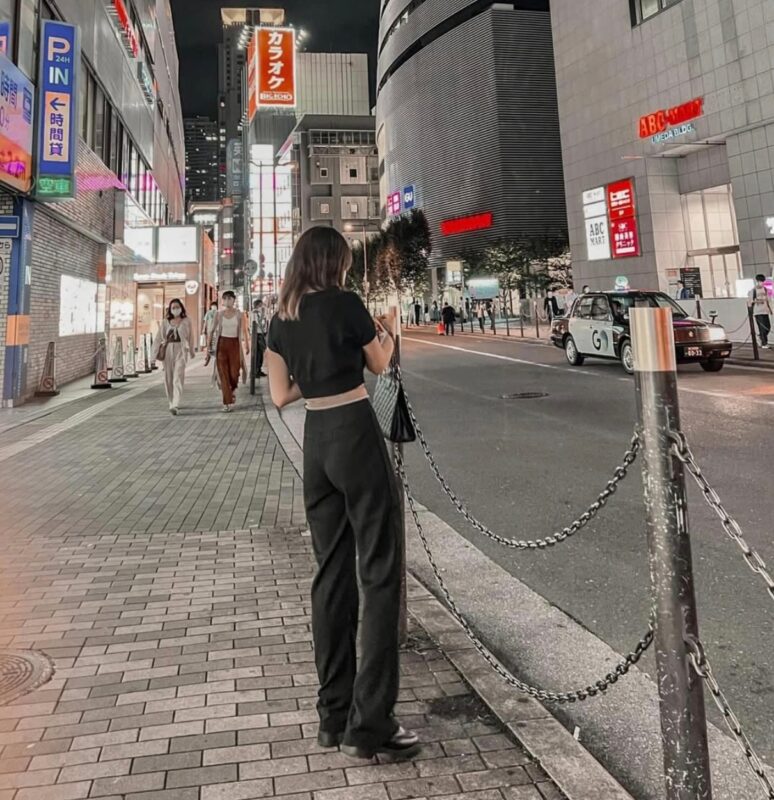 粋な夜に、最先端の輝きを。iPhoneの人気、やっぱりスゴイんやなぁ。