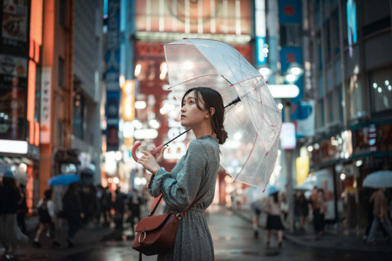 最近の雨、なんかすごいよね…！☔️ 御堂筋の夜景に映える雨粒って、案外ロマンチックかも？✨