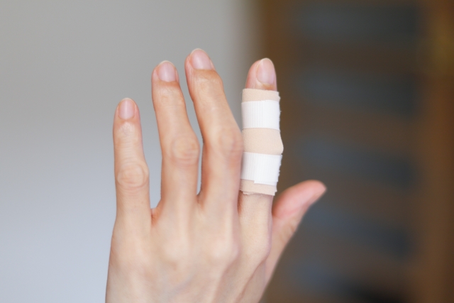 自転車から降りる際の予期せぬアクシデント… 突き指で夜の街も一変？