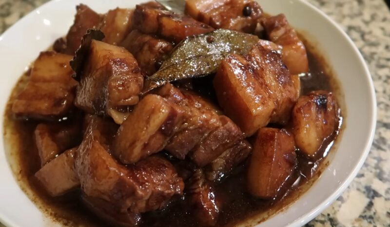 フィリピンのソウルフード「アドボ」を深掘り！夜景に酔いしれる御堂筋で、とっておきの味に出会う旅